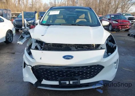 2020 Ford Escape Titanium z USA, uszkodzony, nr VIN 1FMCU9J99LUB09889